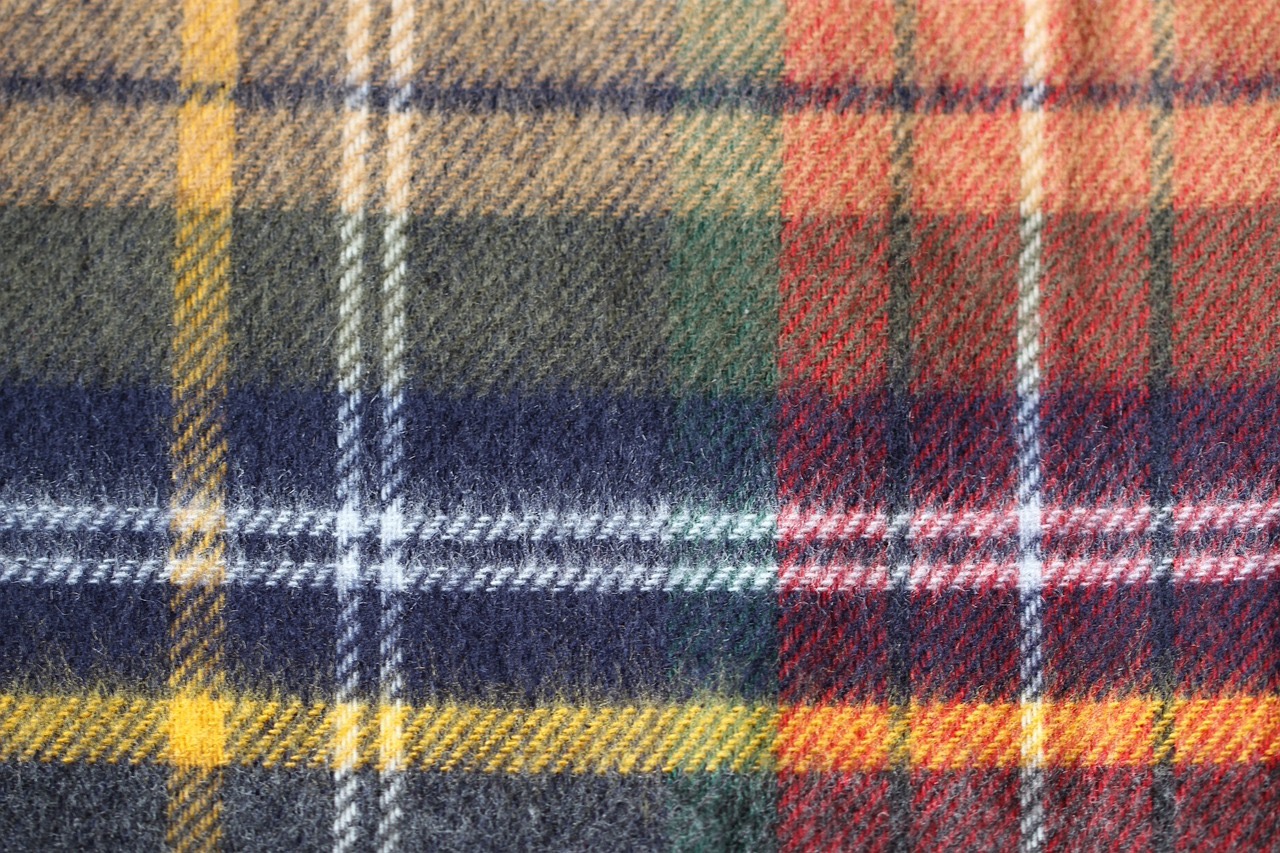 comment poser un plaid sur un canapé