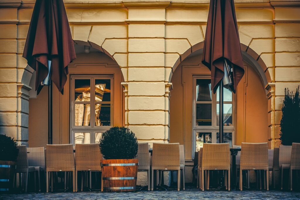 Parasol pour terrasse de restaurant : l’élément essentiel de votre espace extérieur